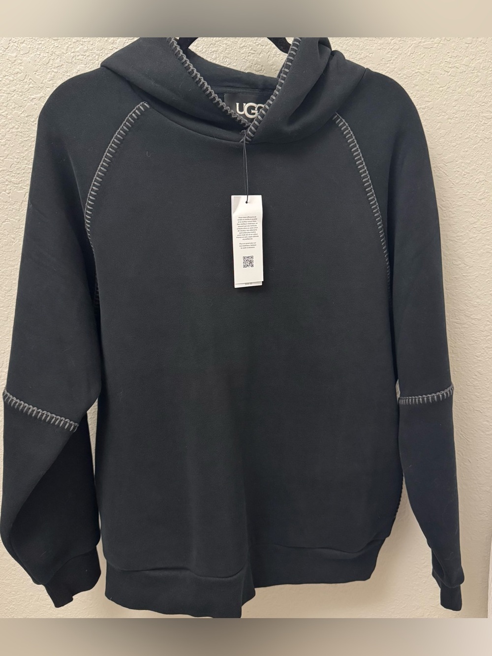 Nwt UGG womens classic hoodie
Tasman black Medium